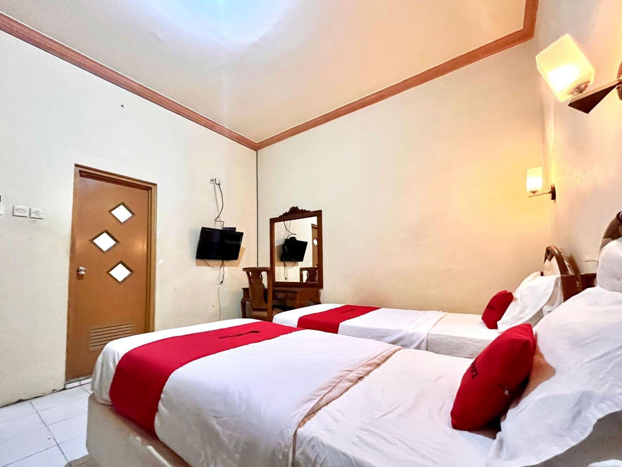 Reddoorz At Hotel Madani Syariah Lempuyangan 요그야카르타 외부 사진